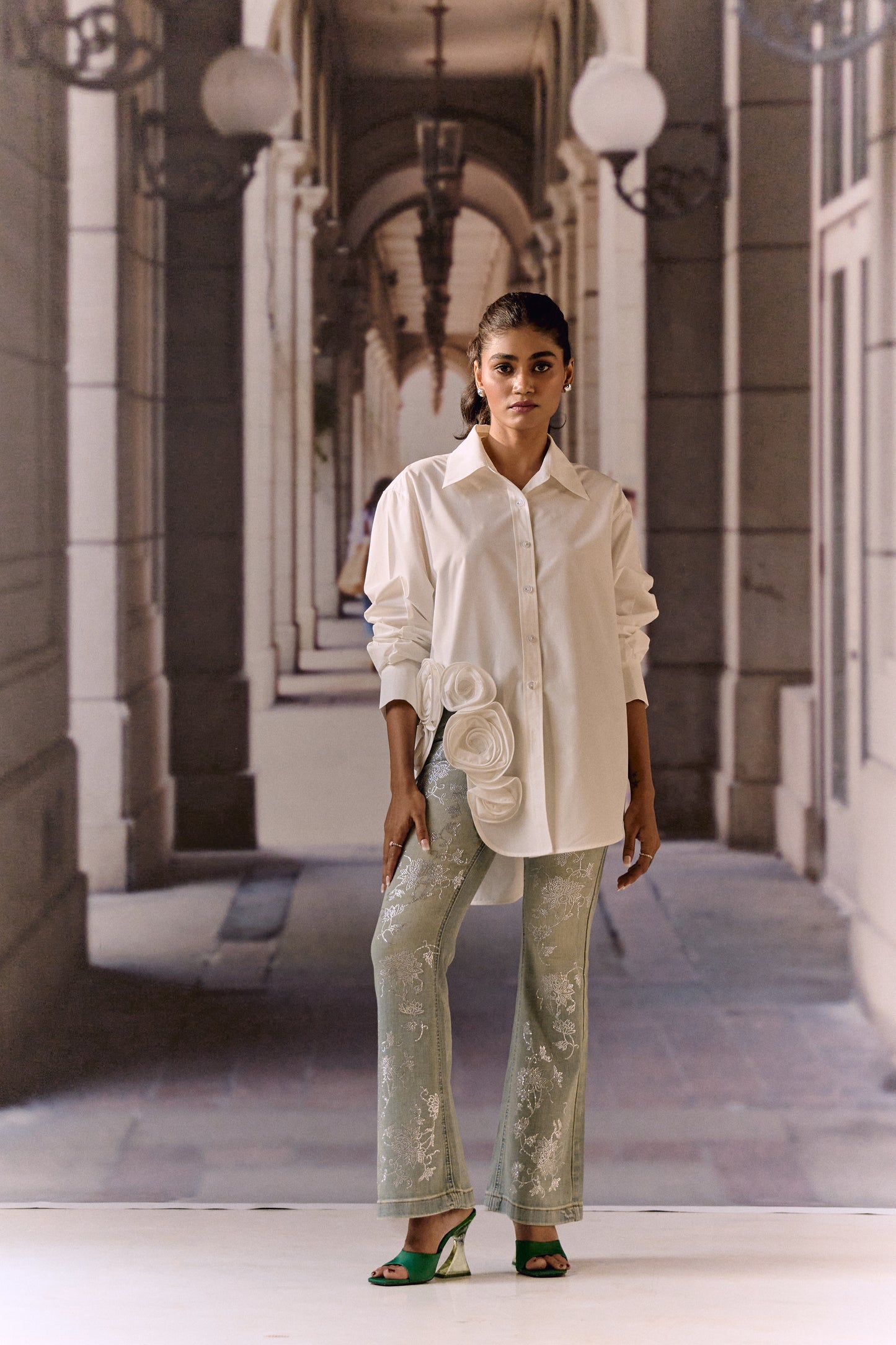 White cotton shirt with 3D roses