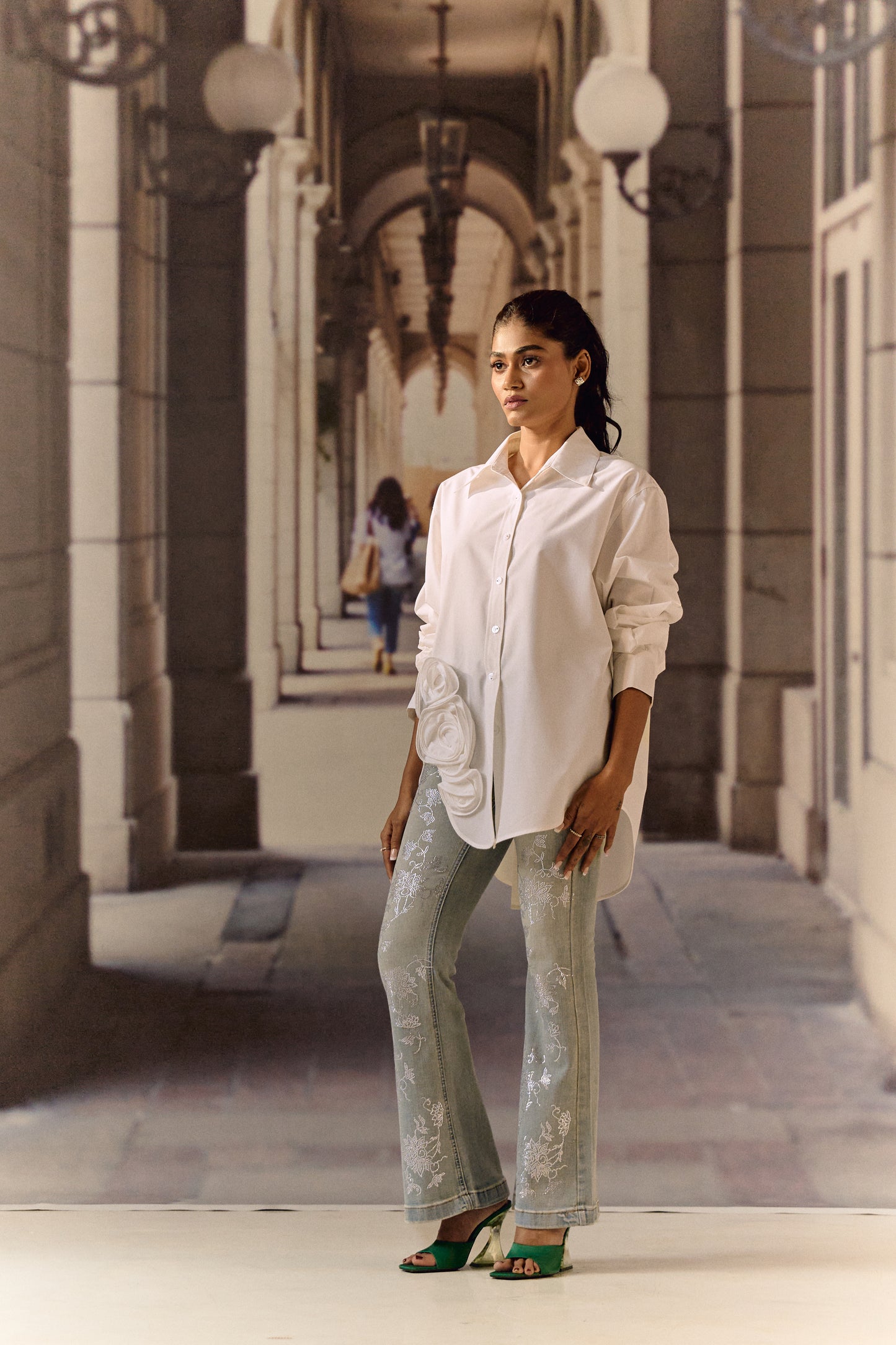 White cotton shirt with 3D roses