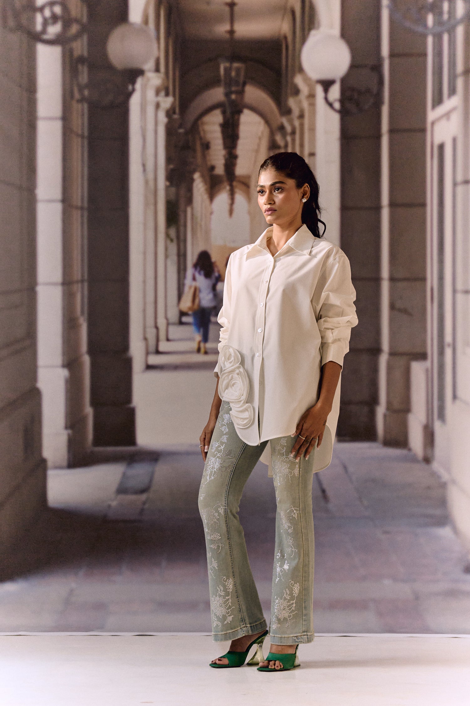 White cotton shirt with 3D roses