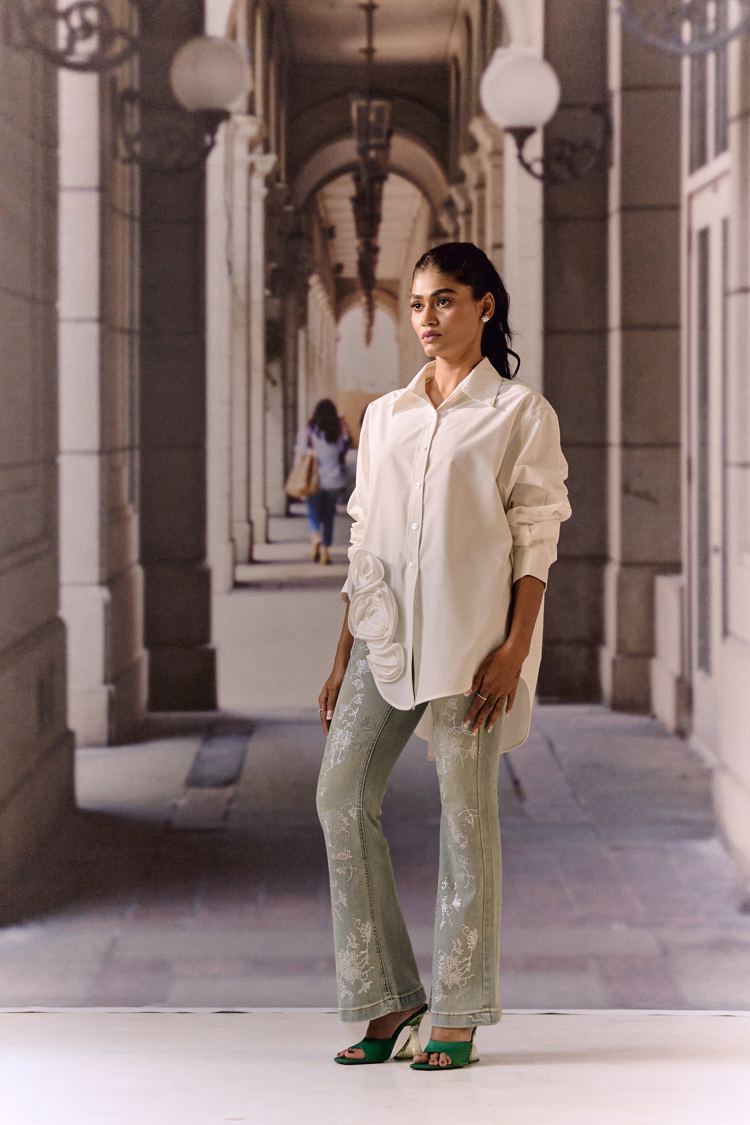 White cotton shirt with 3D roses