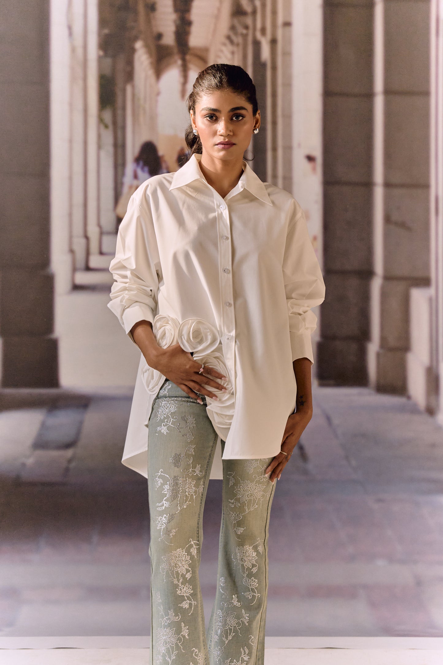 White cotton shirt with 3D roses