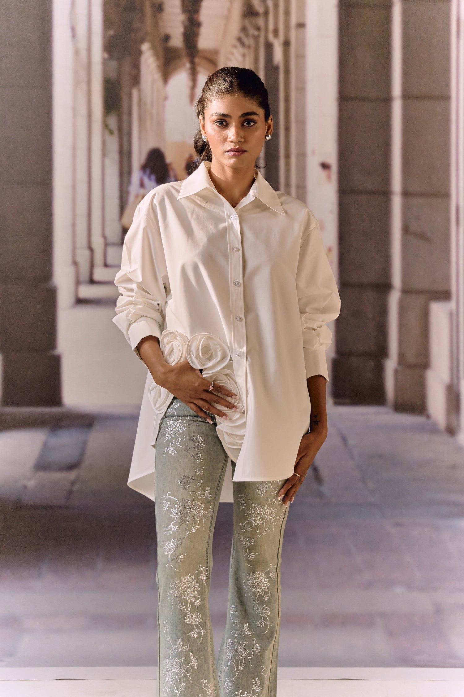 White cotton shirt with 3D roses